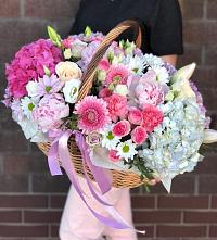 Композиция солнечный день в Кочках Цветочная композиция из Розы, Хризантемы, Пионы и Лизиантусы в корзине в Кочках